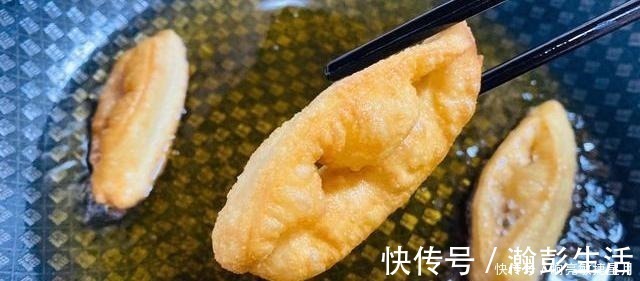 想吃|想吃油条在家做，食材简单易操作，蓬松酥脆，个个空心又好吃