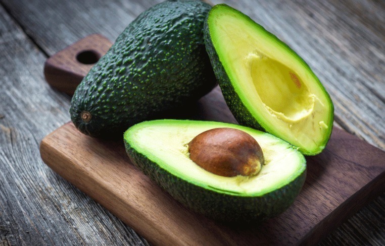 牛油果|脸色暗黄的女性，再穷也要买3种食物，不出1个月，皮肤掐出水