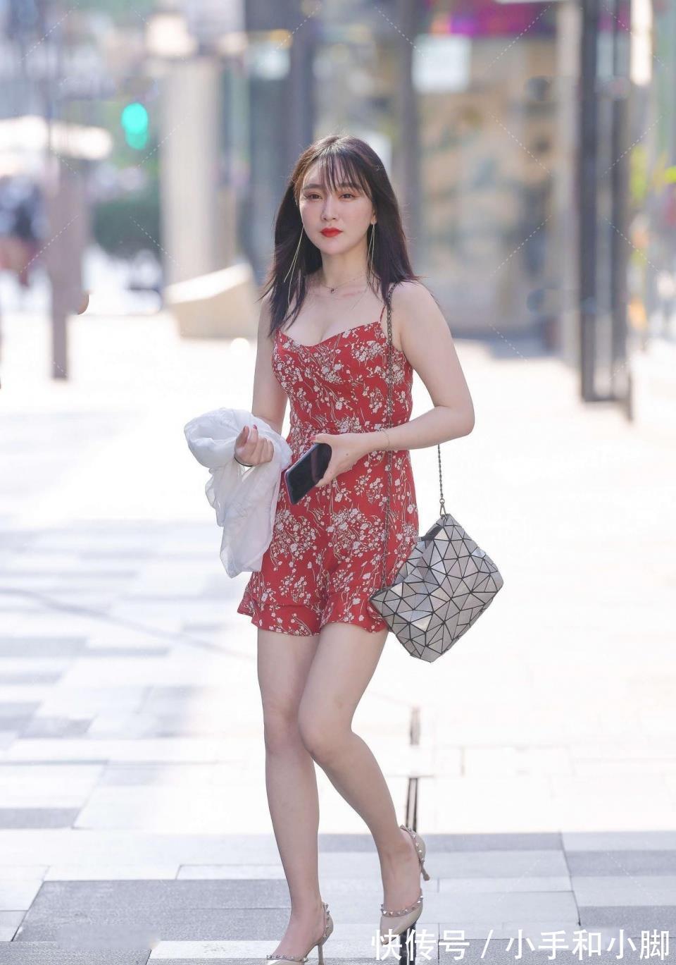 气质|半身裙搭配毛衣,轻松打造温柔气质,看起来时尚又美观