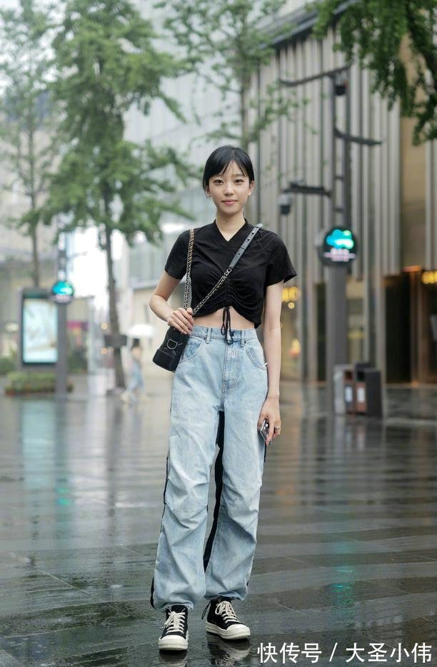 帆布鞋 美女街拍:小姐姐以黑色为主的搭配,不仅修身显瘦,还穿出了满满的精致感
