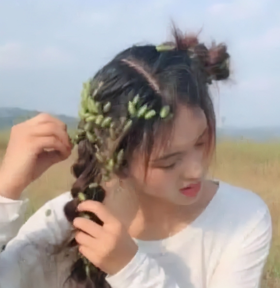 “最淡定爸爸”网络走红,被女儿打扮成“佛陀”,依旧埋头玩手机