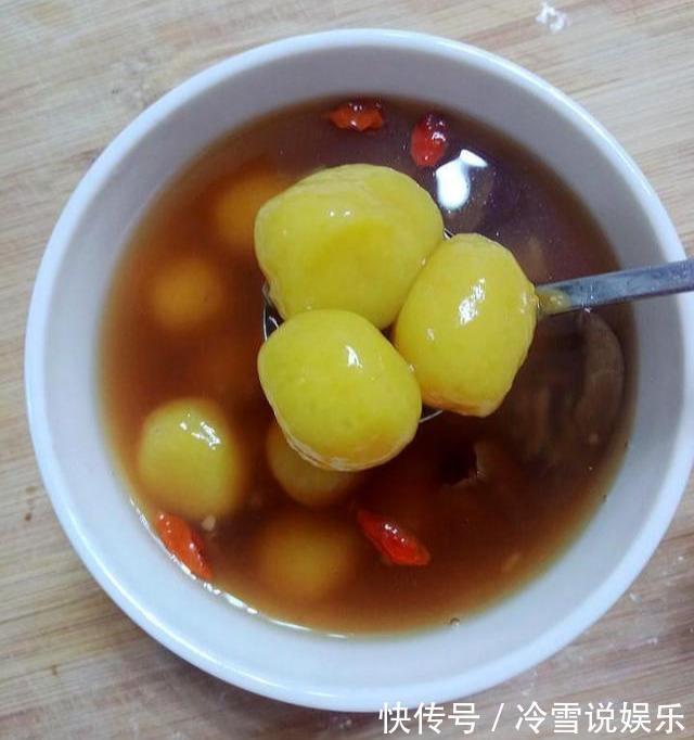 它是“穷人的阿胶”，隔三差五煮一碗，色斑没了