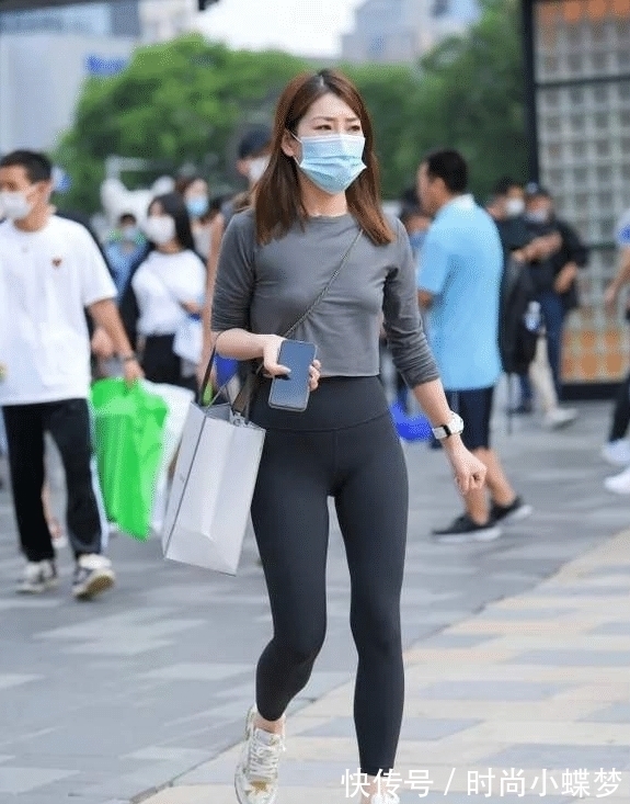 瑜伽裤 青色长袖圆领T恤,搭配黑色修身瑜伽裤,尽显出青春靓丽的美感