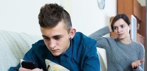 平板电脑|5岁男孩沉迷玩手机,黑眼珠逐渐“消失”,医生这孩子废了