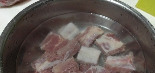 为何排骨焯水后又腥又柴？大厨：用错水，就别怪排骨难吃不入味！