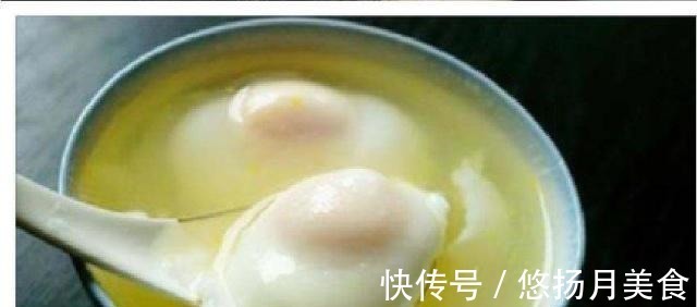 水煮荷包蛋时,水开下锅是错误的,学会这个技巧,鸡蛋圆嫩不散花!
