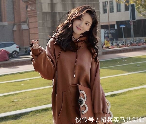 70后妈妈别穿厚毛衣，显胖！今年主流“连帽卫衣”，适合微胖小个子