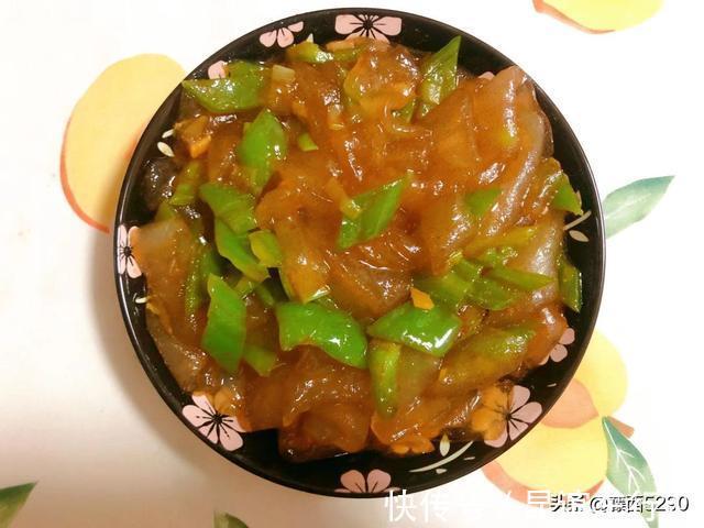 宽粉|尖椒炒东北水晶大拉皮，三分钟出锅的快手菜，谁吃谁香