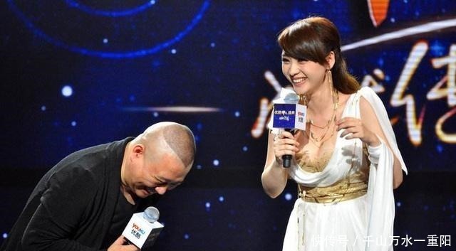 浙江卫视|女主持领口开到肚脐上,张国立尴尬微笑,60分钟没看她一眼