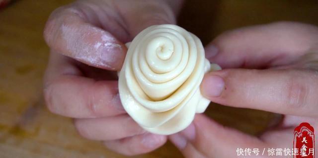 分享|蒸花卷时,和面别只放水和酵母粉,分享技巧经验,松软亮白不发硬