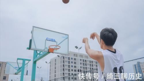 脑垂体|7岁男孩缺钙停止发育,身高仅1米,儿科医生怒斥:这2种食物别再纵容娃吃