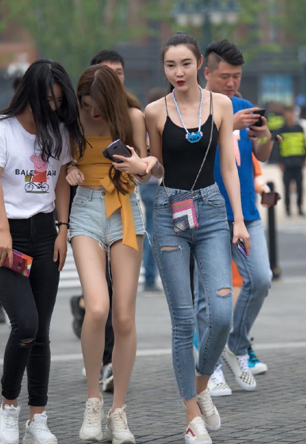 街拍|街拍黑色“紧身”上衣,搭配紧身牛仔裤,发型个性十足,性感