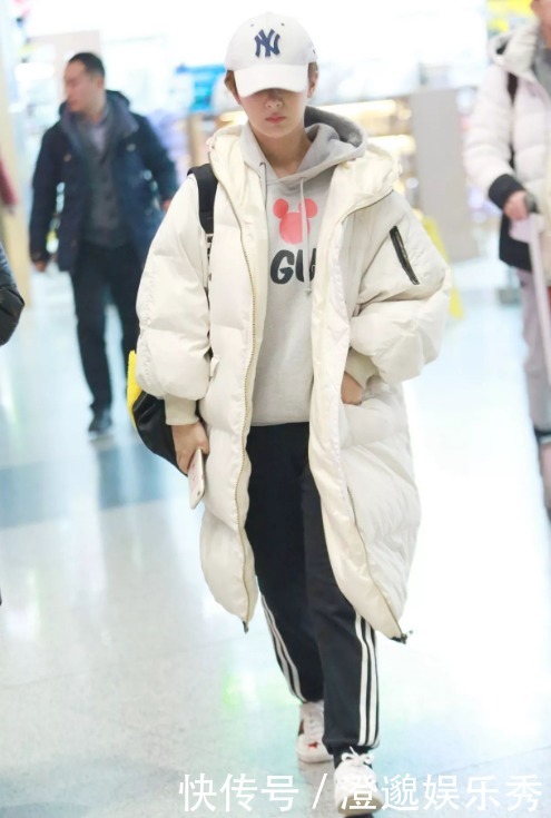 张萌真会穿，白色长款羽绒服搭配百褶裙优雅大气，女人味十足