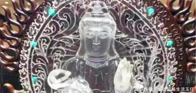 美女拿家中供奉的菩萨鉴宝,关灯后专家拿手电一照:不用鉴定了