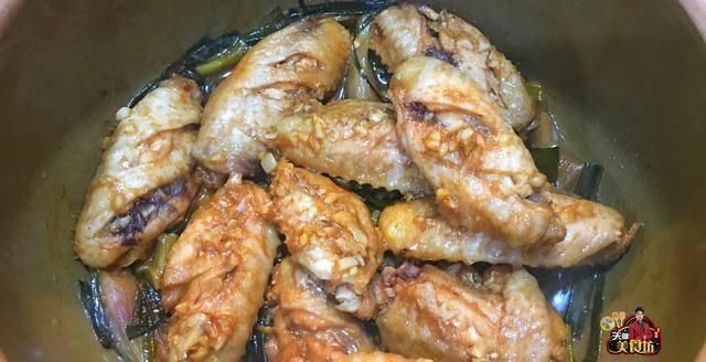 鸡翅|鸡腿别总是红烧了,教你做美味的石锅蒜香鸡翅,作法简易,解馋解饿