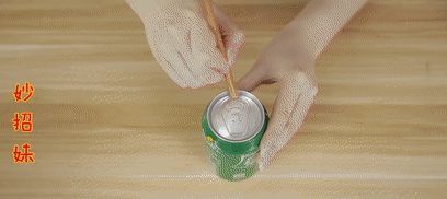 有个|原来酒瓶盖上有个“小机关”,用手就能拧开,比开瓶器还快