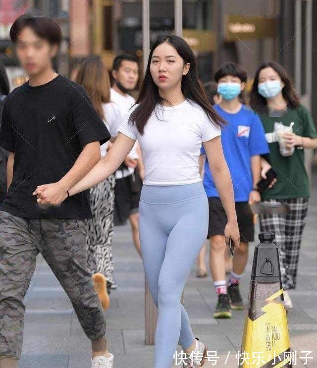 搭配 束腰贴身的瑜伽裤，修身的版型凸显身材，非常不错