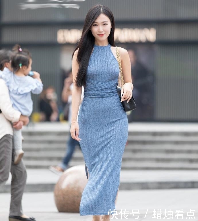 街拍: 连衣裙穿出好身材, 会让人无法移开眼光!