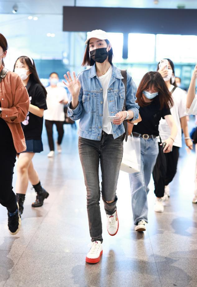 洞裤|健身达人张钧甯真会穿,牛仔外套配破洞裤休闲随性,身材真是绝了