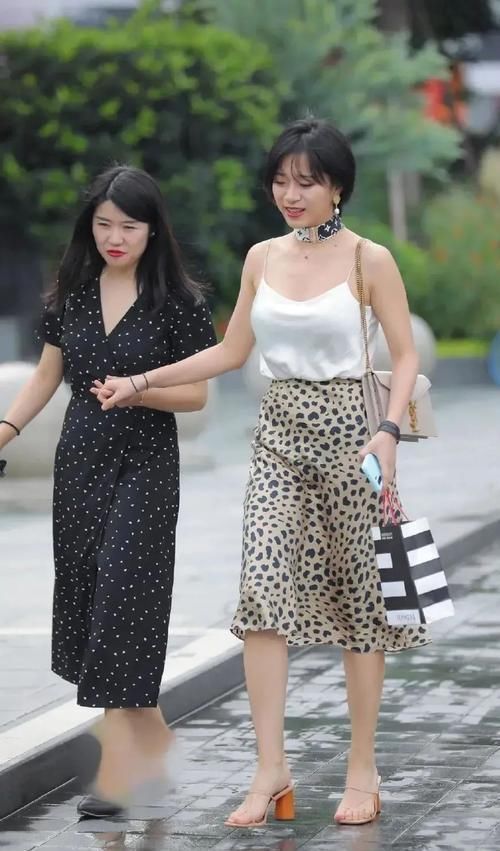 纯白色|纯白色冰丝吊带,经典豹纹长裙,脖子上的“项圈”,霸气小姐姐!