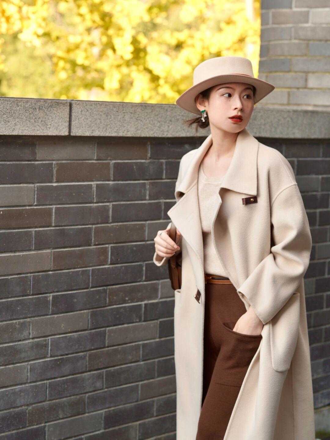 浅色系 求你别穿羽绒服了,大衣才是今年的必备品,优雅显气质