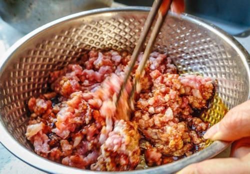 难怪猪肉那么香,还是将猪肉焯水去腥水,大厨,只要我们方法用对了