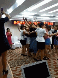 |搞笑段子王：高手在民间，这是高人轮胎坏了的紧急处理办法