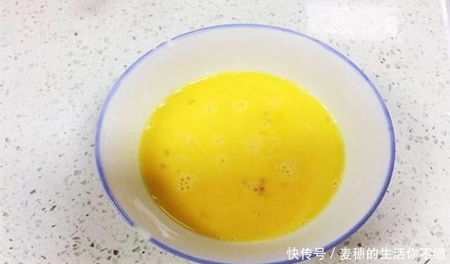 煎鱼时,在鱼身上抹上一点“它”鱼肉不粘锅也不破皮,方法很实用