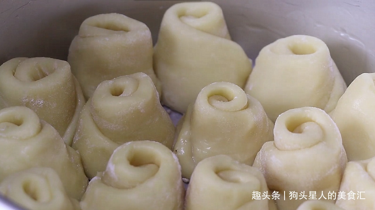 想吃面包不用出去买了,教你在家做,金黄酥脆会拉丝,柔软香甜