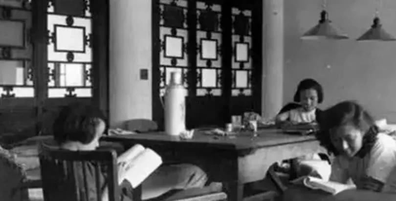 民国老照片:织毛衣的女子温婉可人,美女穿“旗袍”烫“卷发”