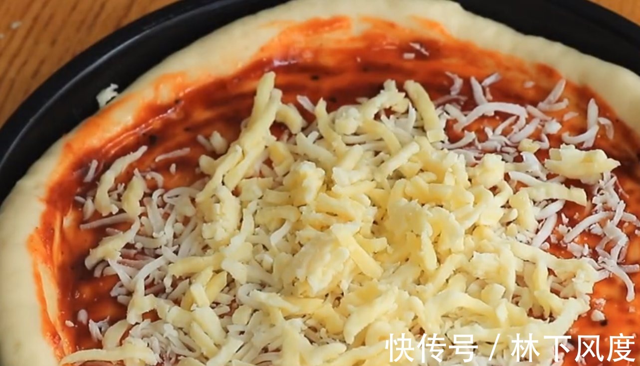 想吃披萨不用出去买,自己在家做,15块钱成本,做一次吃半月不坏