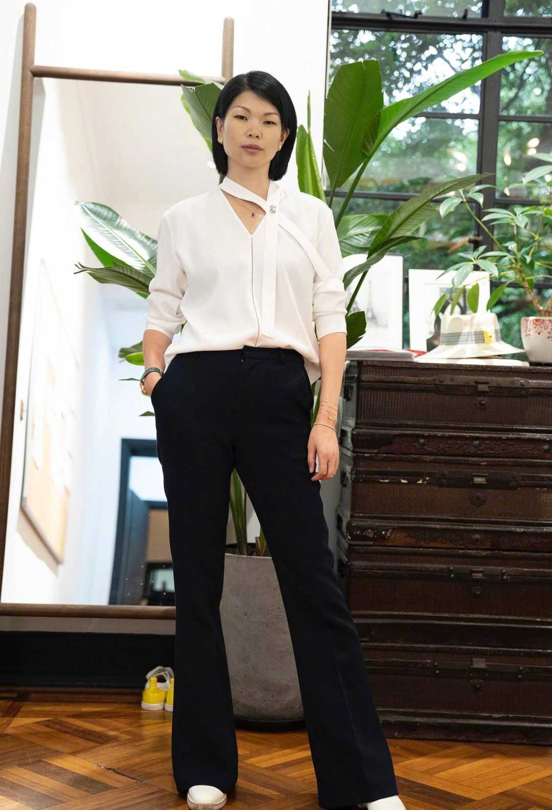 渔网|吕燕真不愧是超模,穿一身孔雀毛连衣裙结合黑色渔网,气场全开