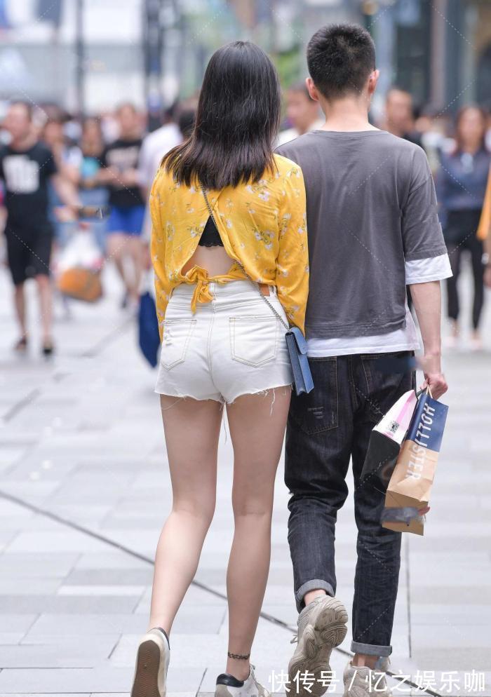 休闲 初春“姜黄色V字领碎花图案上衣”,搭配白色休闲短裤,靓丽清纯