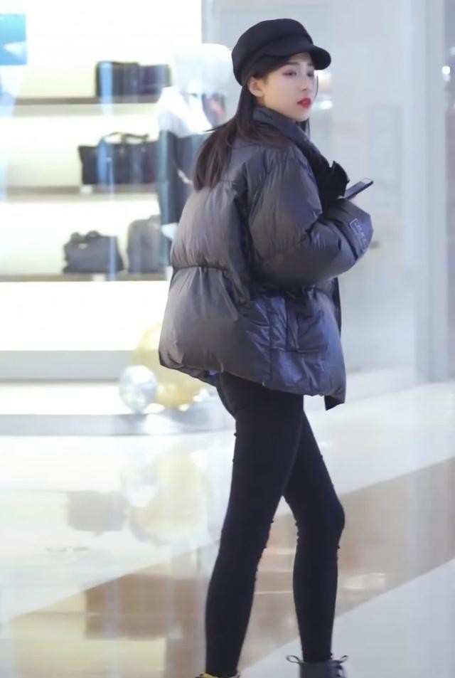 紧身|街拍性感紧身打底裤小姐姐，展现出完美成熟的气质！