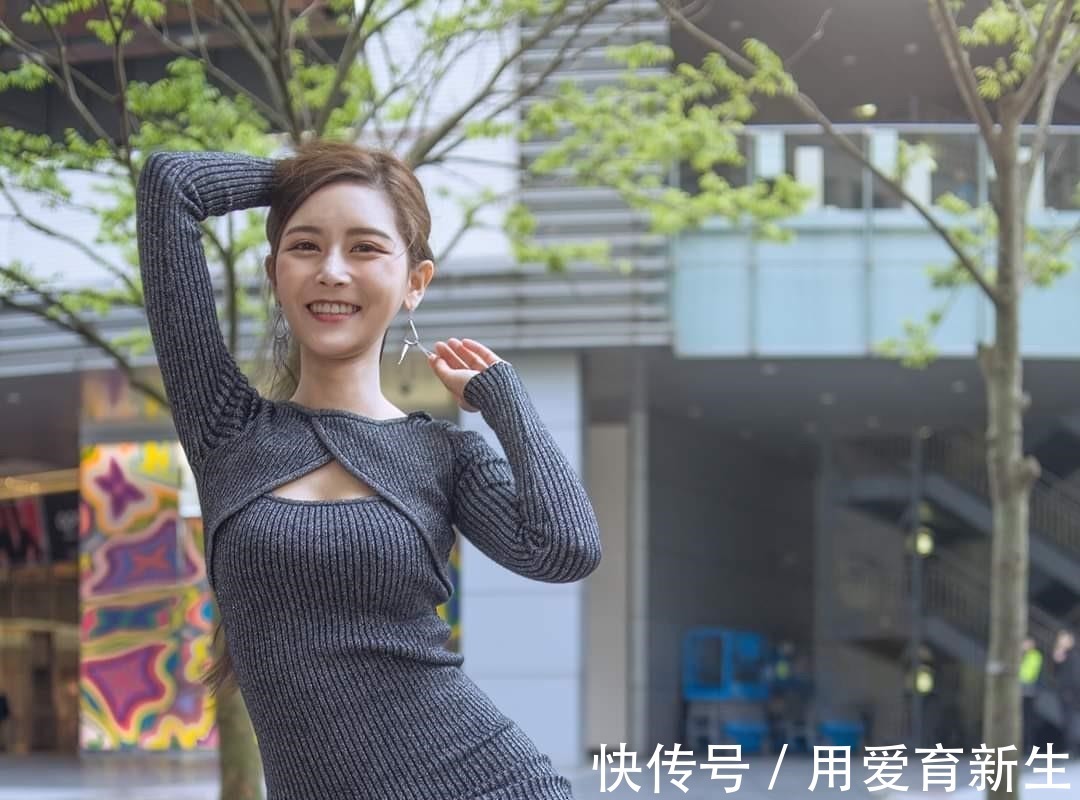 知性 优雅知性的针织连衣裙,搭配一双浅色高跟鞋,十分优雅迷人