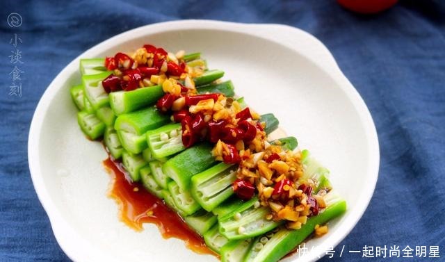 秋葵焯水,有人放油有人放盐,都不对,加2勺它,颜色青翠不变黄