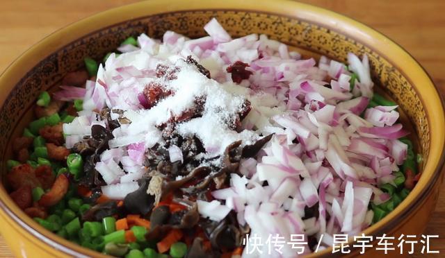 五花肉|豆角加洋葱最近火了，不炒不腌不凉拌，出锅比吃肉还过瘾