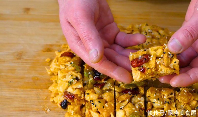 饺子皮扔进滚烫的油锅中，瞬间变美食，连吃4天也不腻，营养解馋