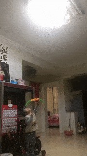 |搞笑GIF:美女有你这样吃饺子的吗,你家醋难道不要钱吗