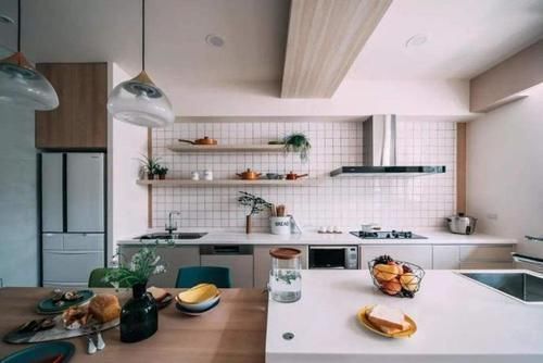 收纳|越来越多人不装厨房吊柜了,他们更爱这种设计,省钱漂亮又好用