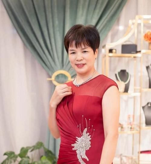 女人过了五十岁，尽量避开这些显老发型＋发色，换对这三款更减龄