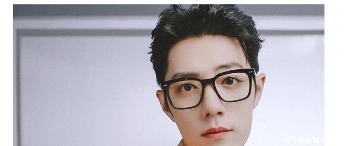 在电影院也可以看到肖战,单挑眉太撩了,