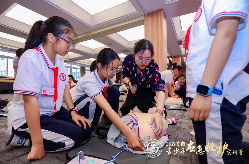 心肺复苏|欧洲杯14分钟惊心动魄，交大医学院首期青少年应急救护实训营开讲“救在身边”