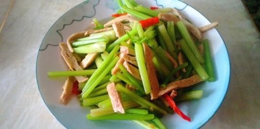 为何大家从来都不吃芹菜叶是太脏了，还是没营养告诉你原因