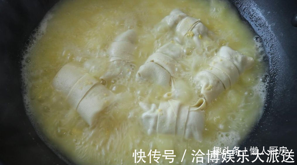 1张百叶，1块猪肉，教你做千张肉卷，配上毛豆和咸蛋黄，连汤喝光