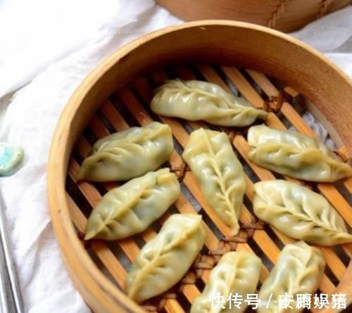 蒸饺好吃有诀窍,学会这样做,皮儿软韧,馅儿鲜香,蒸一锅不够吃