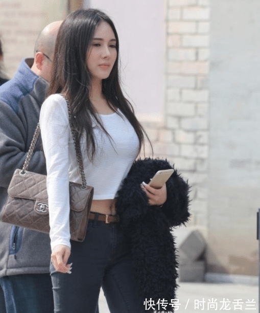 长袖|合适初秋的着装,白色长袖上衣搭配黑色休闲裤,既显瘦又显腿长