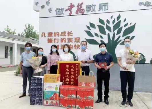 扬州市广陵区：鲜花与掌声 送给错过暑假的教师志愿者