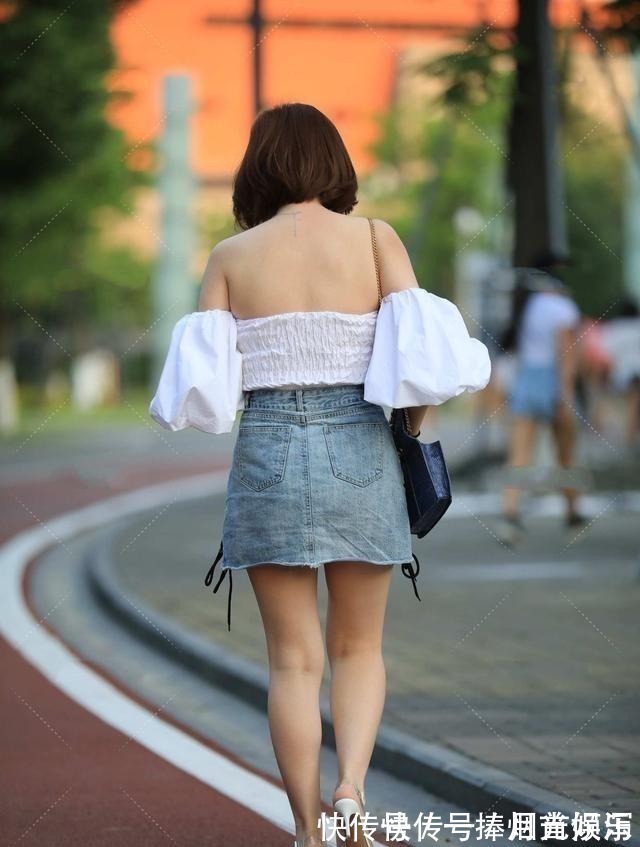 短上衣 一字领公主短上衣搭配浅蓝牛仔裙,时尚简约,青春活泼