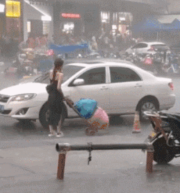 |搞笑GIF:太软了 妹子这腿是假的吧